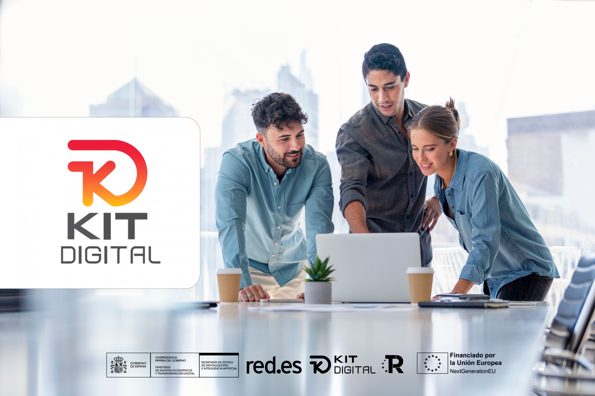 trabajadores con ordenador del kit digital